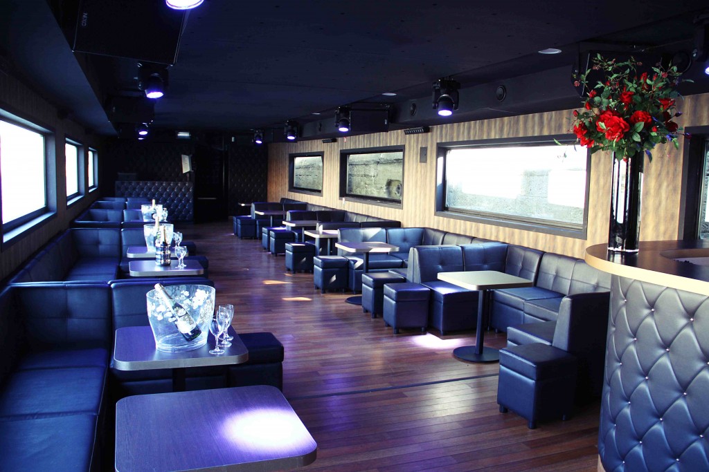 La cave du bateau AṡA — intérieur lounge avant ouverture